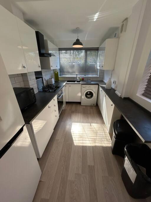 Modern & Spacious 4 Bedroom * Crewe