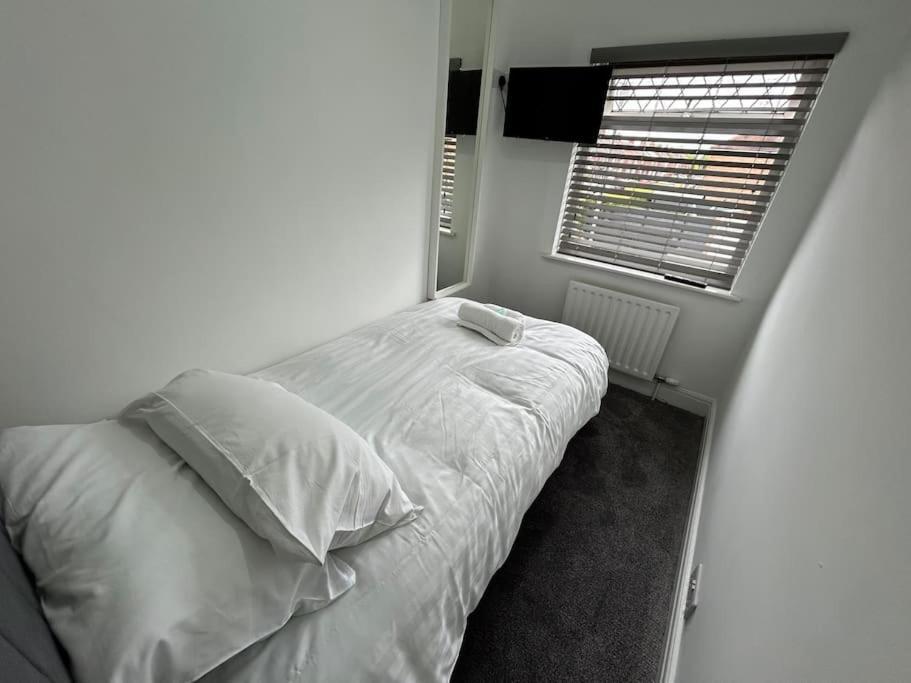 Modern & Spacious 4 Bedroom Holiday home