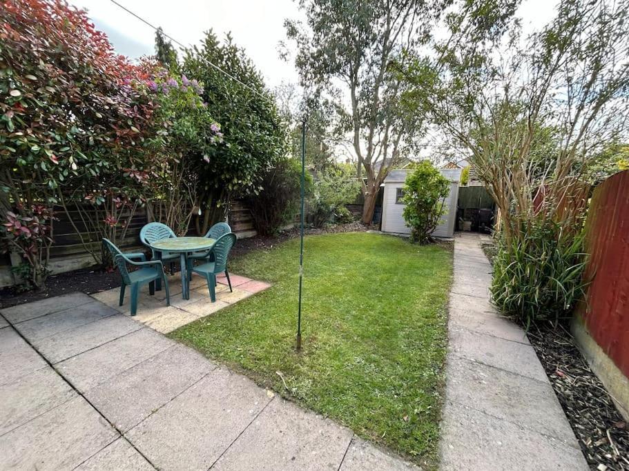 Modern & Spacious 4 Bedroom *